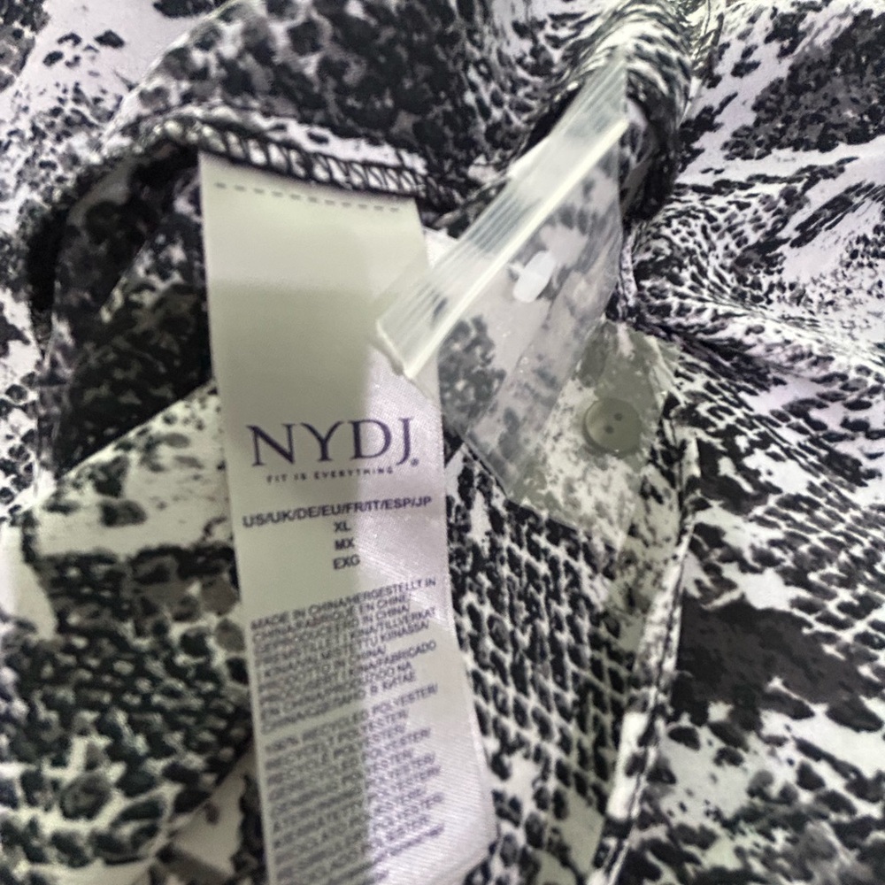 Women's Black and White Snake Print Top - Picture 5 of 7